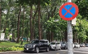 Xe dừng sau biển P1310 cấm dừng và đỗ xe