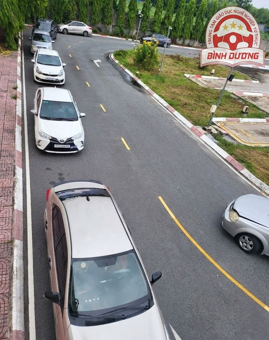 Tập lái xe trong hình tại sân tập Phú Mỹ - Tư thục Bình Dương