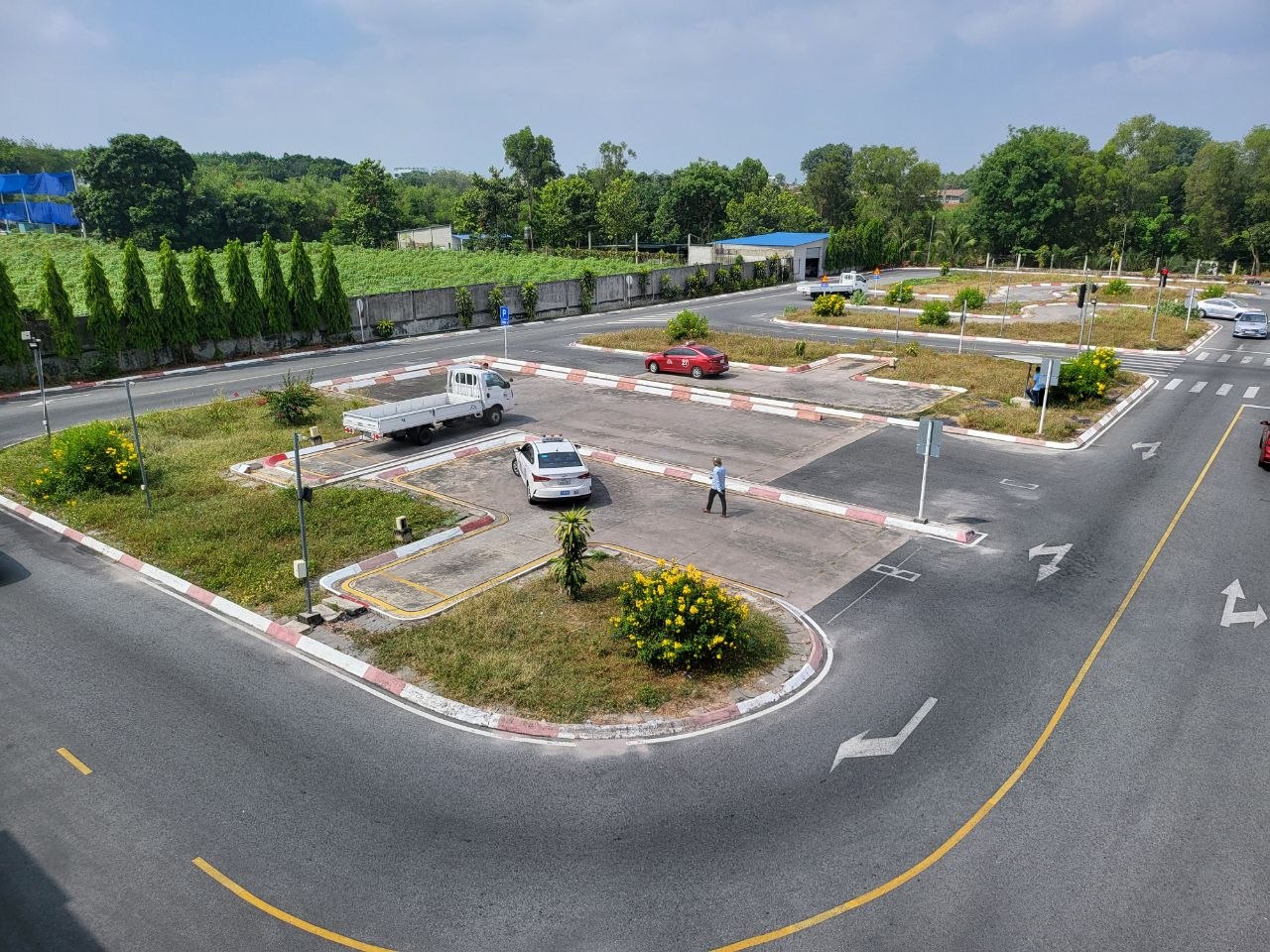 Tập luyện lái xe trong hình tại Trung tâm GDNN Tư thục Bình Dương