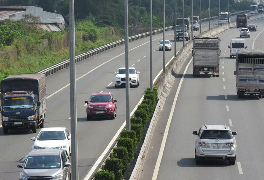Từ 2027 thi bằng lái ô tô có bài vượt xe, chuyển làn, trả làn