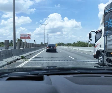 Xe vượt ở làn trái trên cáo tốc