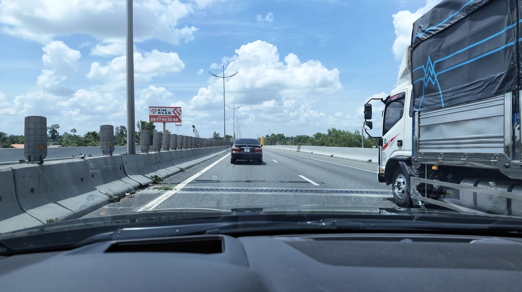 Xe vượt ở làn trái trên cáo tốc