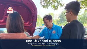 Học viên làm quen với xe số tự động tại Trung tâm Tư thục Bình Dương.