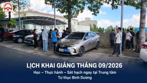 Giáo viên và học viên trên xe tập lái của Trung tâm Tư thục Bình Dương